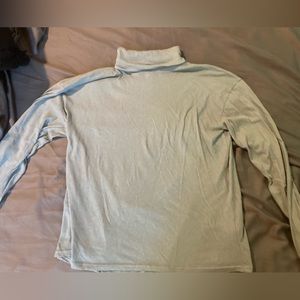 Everlane Air turtle neck in color glacier size M
